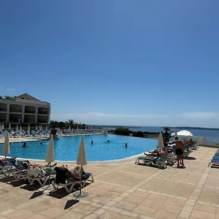 4 People With Pool Tennis Parking Air Cond Апартаменты